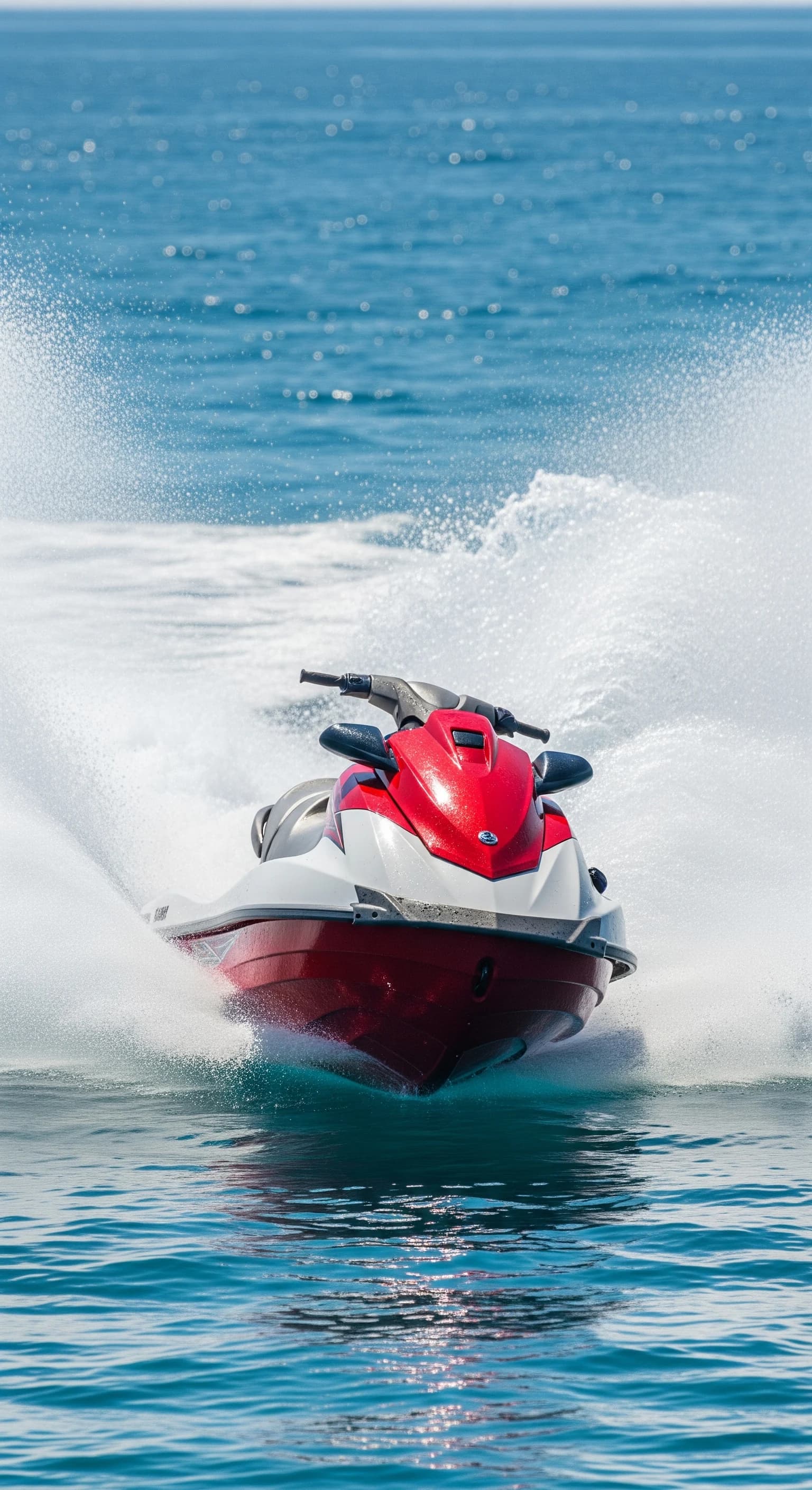 マリンブルーの海を駆けるジェットスキー